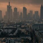 Stadtpanorama in Abenddämmerung mit sichtbarer Feinstaub-Dunstschicht über den Dächern
