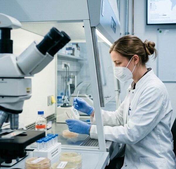 Laborantin untersucht Atemwegsproben im Rahmen der Tuberkulose-Überwachung